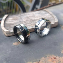 Load image into Gallery viewer, Two color options of metal ratchet spinner ring on table